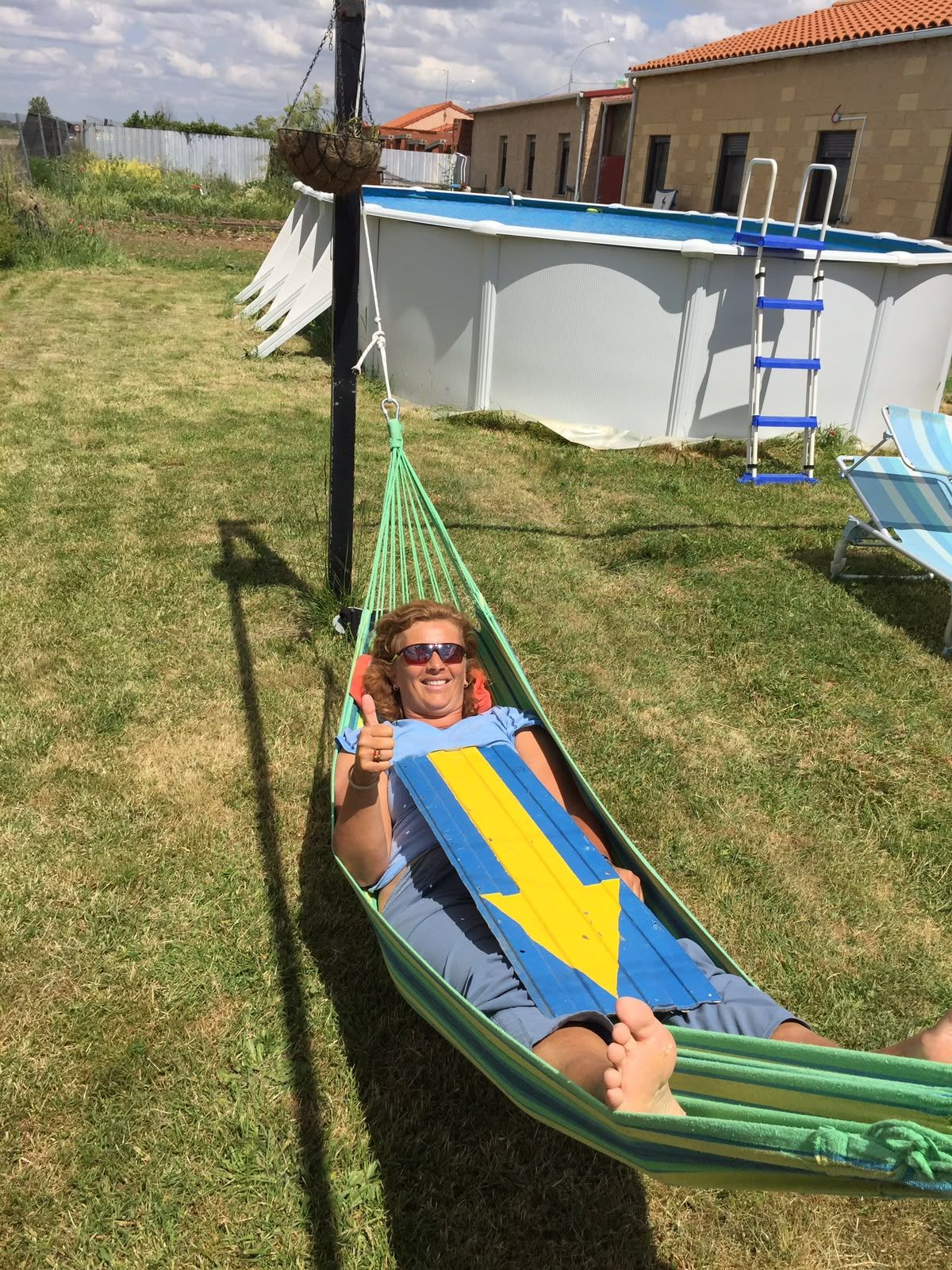 Anne-Marie in een hangmat met de gele pijl