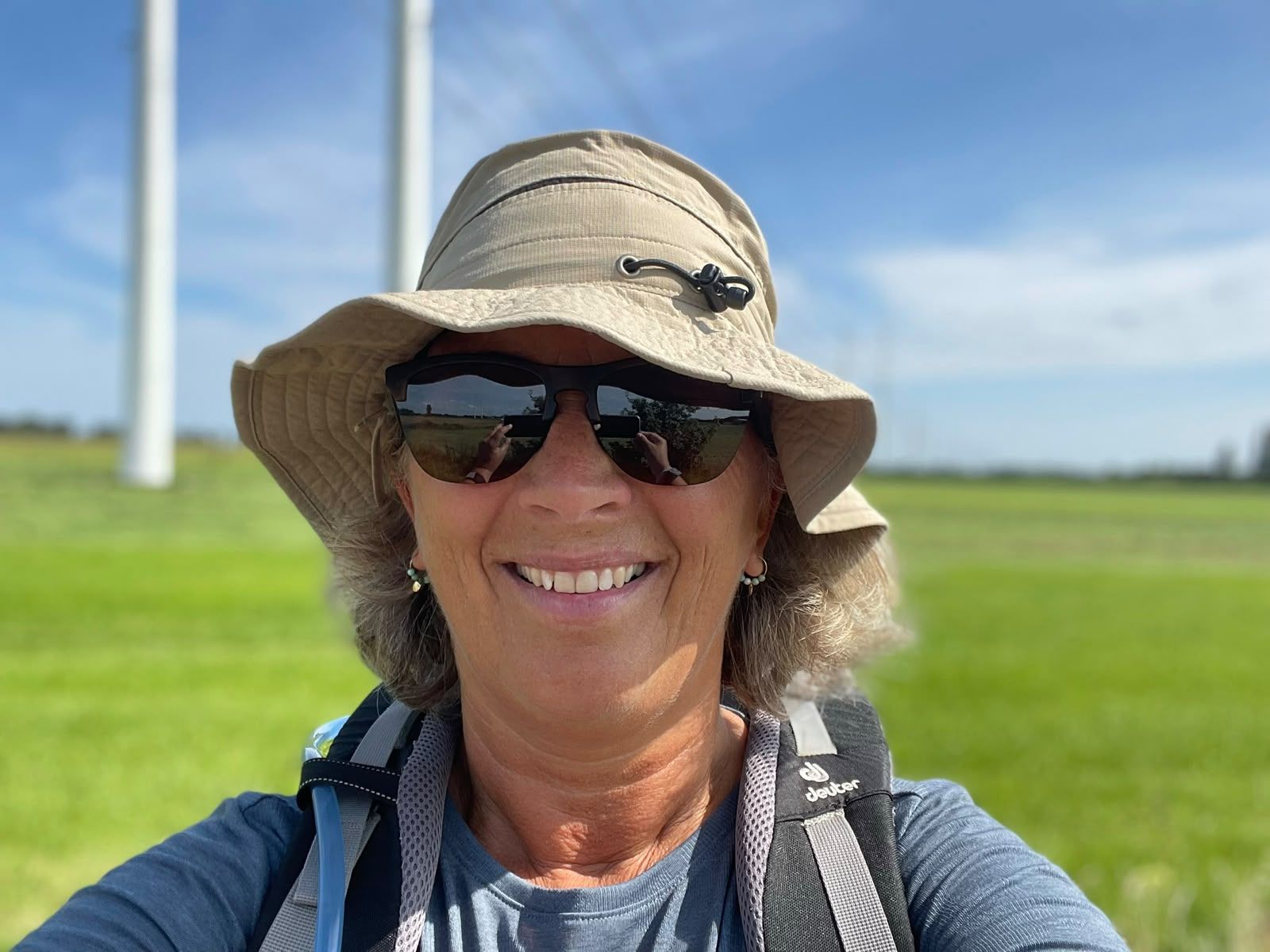 Anne-Marie onderweg met zonnehoed